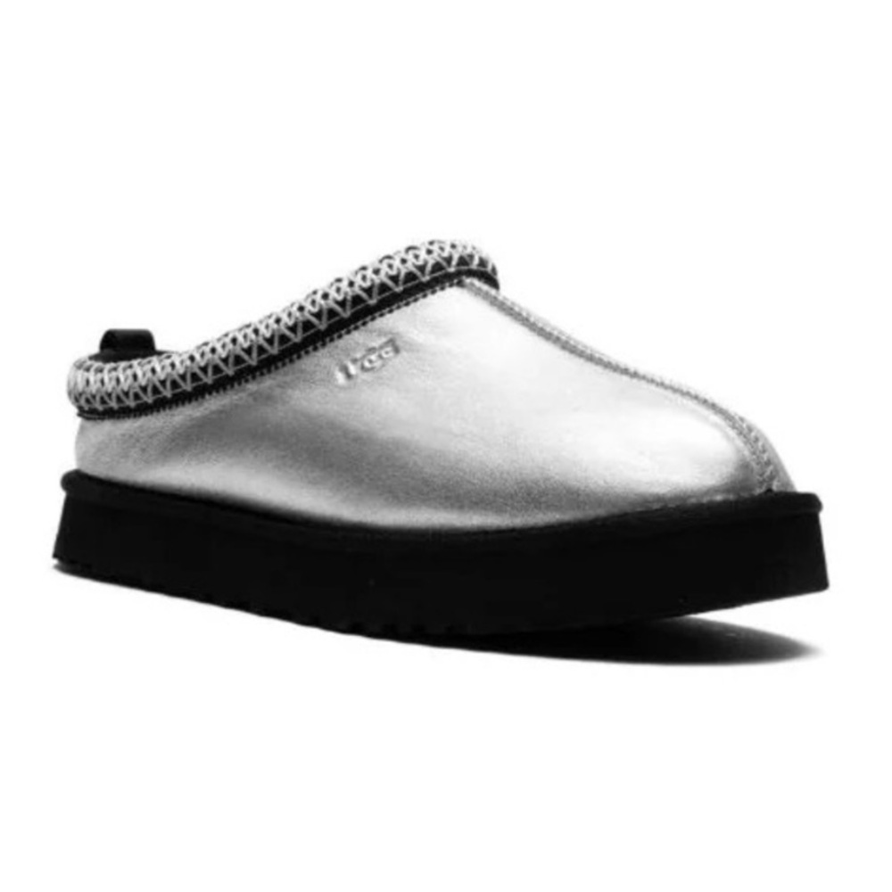 NEW UGG Unisex Kids Silver Slip-On Shoes Size 4